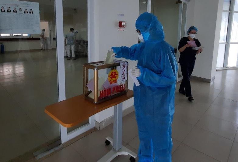 Xúc động hình ảnh cử tri bỏ phiếu bầu cử trong khu vực cách ly Xúc động hình ảnh cử tri bỏ phiếu bầu cử trong khu vực cách ly