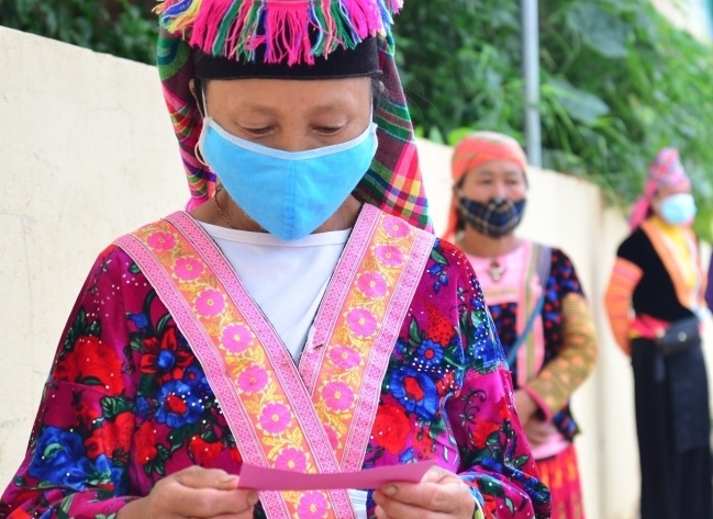 Xúc động hình ảnh cử tri bỏ phiếu bầu cử trong khu vực cách ly Xúc động hình ảnh cử tri bỏ phiếu bầu cử trong khu vực cách ly