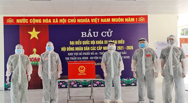 Xúc động hình ảnh cử tri bỏ phiếu bầu cử trong khu vực cách ly Xúc động hình ảnh cử tri bỏ phiếu bầu cử trong khu vực cách ly