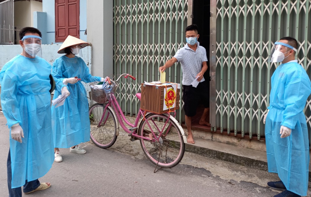 Xúc động hình ảnh cử tri bỏ phiếu bầu cử trong khu vực cách ly Xúc động hình ảnh cử tri bỏ phiếu bầu cử trong khu vực cách ly