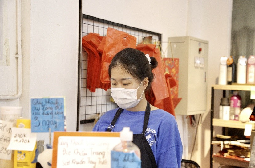 Hà Trang đang lên đơn cho khách hàng Hà Trang đang lên đơn cho khách hàng