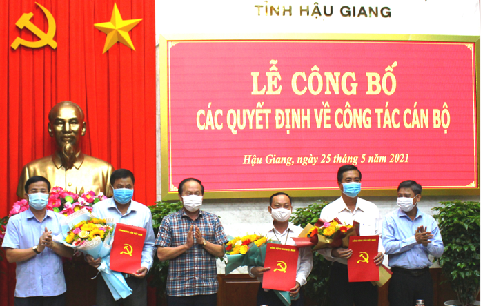 Thường trực Tỉnh ủy trao các quyết định (Ảnh: Tỉnh ủy Hậu Giang) Thường trực Tỉnh ủy trao các quyết định (Ảnh: Tỉnh ủy Hậu Giang)