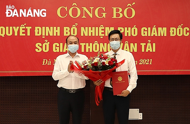 Ông Đặng Nam Sơn nhận quyết định bổ nhiệm (Ảnh: Báo Đà Nẵng) Ông Đặng Nam Sơn nhận quyết định bổ nhiệm (Ảnh: Báo Đà Nẵng)