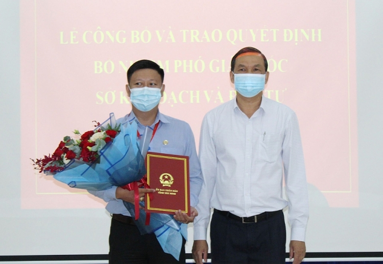 Phó Chủ tịch UBND tỉnh Dương Văn Thắng trao quyết định cho ông Nguyễn Kiên Cường (Ảnh: Báo Tây Ninh) Phó Chủ tịch UBND tỉnh Dương Văn Thắng trao quyết định cho ông Nguyễn Kiên Cường (Ảnh: Báo Tây Ninh)