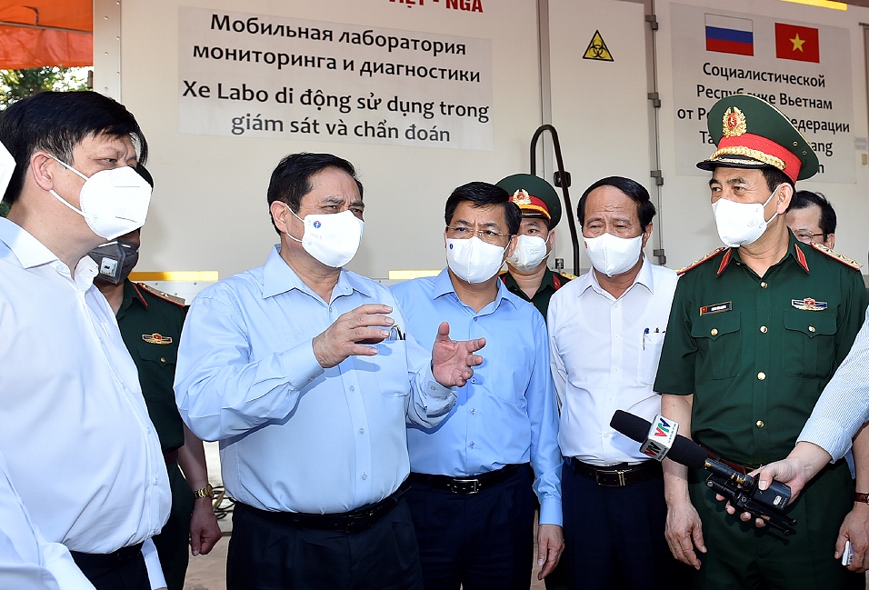 Thủ tướng vào tâm dịch Bắc Giang kiểm tra, động viên lực lượng tuyến đầu Thủ tướng vào tâm dịch Bắc Giang kiểm tra, động viên lực lượng tuyến đầu