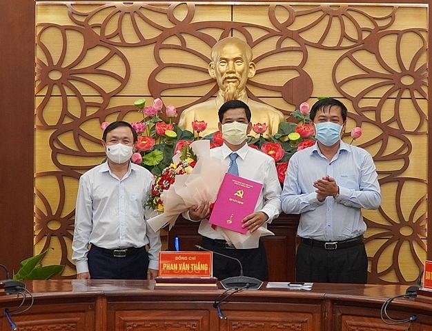 Ông Ngô Văn Nên (giữa) nhận quyết định (Ảnh: Báo Đồng Tháp)