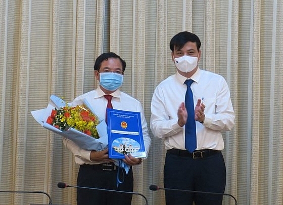 Phó Chủ tịch UBND TP.HCM Lê Hòa Bình (phải) trao quyết định điều động, bổ nhiệm ông Lê Quốc Tuấn (Ảnh: M.H/SGGP) Phó Chủ tịch UBND TP.HCM Lê Hòa Bình (phải) trao quyết định điều động, bổ nhiệm ông Lê Quốc Tuấn (Ảnh: M.H/SGGP)