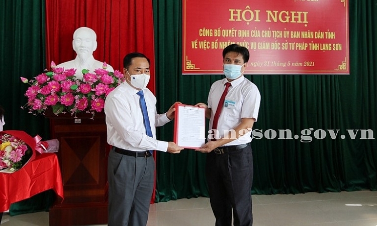 Ông Nguyễn Thanh Sơn (phải) nhận quyết định bổ nhiệm Ông Nguyễn Thanh Sơn (phải) nhận quyết định bổ nhiệm