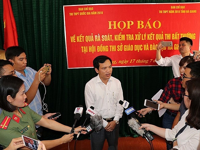 Có con được nâng điểm, cán bộ, đảng viên tỉnh Hà Giang phải giải trình co con duoc nang diem can bo dang vien tinh ha giang phai giai trinh
