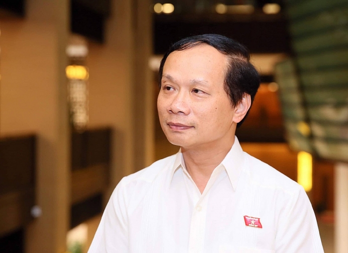 Thu "phí chia tay" khi xuất ngoại: Đáng lẽ phải giảm phí cho dân! thu phi chia tay khi xuat ngoai con nhieu tranh cai