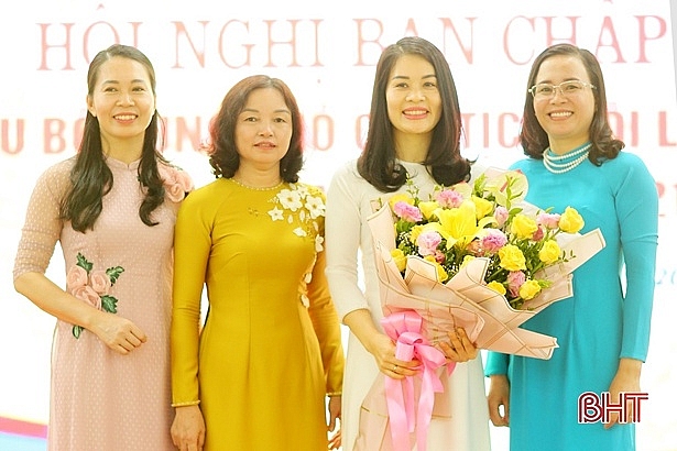 Lãnh đạo Hội LHPN tỉnh chúc mừng bà Nguyễn Thị Quyên (Ảnh: Báo Hà Tĩnh) 4427 129d4133738t52535l0