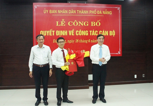 Đại diện lãnh đạo Đà Nẵng trao quyết định cho ông Phan Văn Sơn (Ảnh: VGP/Minh Trang) 4719 dsc07742