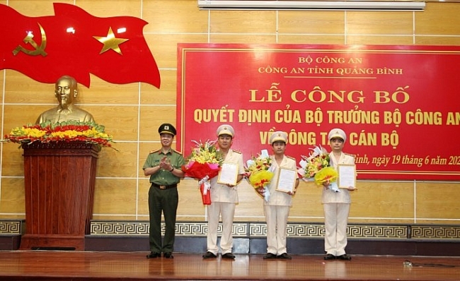 Các cán bộ nhận quyết định điều động, bổ nhiệm (Ảnh: Cổng TTĐT CA tỉnh Quảng Bình) 5938 img 2901