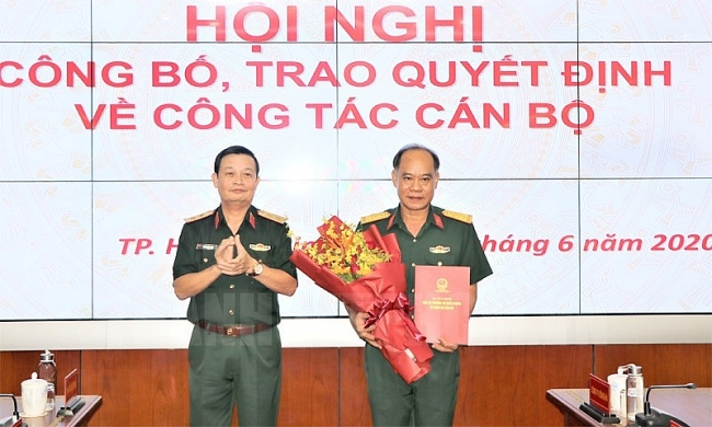 Trung tướng Trần Hoài Trung trao quyết định cho Đại tá Hoàng Đình Chung (Ảnh: Trang tin điện tử Đảng bộ TP.HCM) 0509 19 06 2020 cong bo trao quyet dinh bo nhiem chu nhiem chinh tri quan khu 7 1cfc9927 details