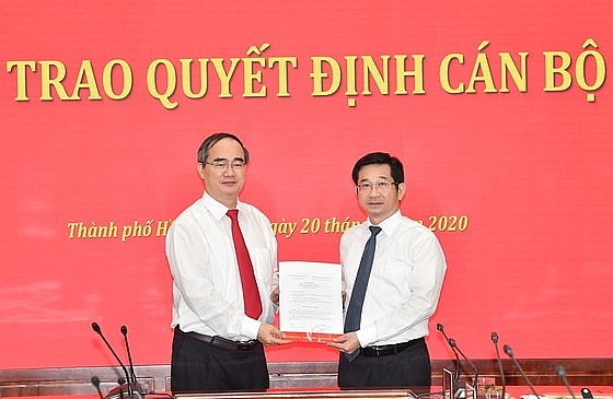 Bí thư Thành uỷ TP.HCM Nguyễn Thiện Nhân trao quyết định cho ông Dương Ngọc Hải (Ảnh: Việt Dũng/SGGP) 2130 duong chi duong ngoc hai sggp otqe