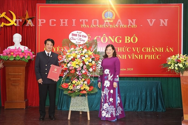 Ông Đinh Ngọc Huân nhận quyết định bổ nhiệm giữ chức Chánh án tỉnh Vĩnh Phúc (Ảnh Tạp chí Toà án) 2635 vinh phuc