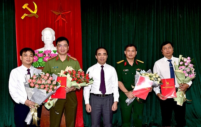 Bí thư Tỉnh ủy Chẩu Văn Lâm trao quyết định cho các cán bộ (Ảnh: Báo Tuyên Quang) 1527 img 20200620101510