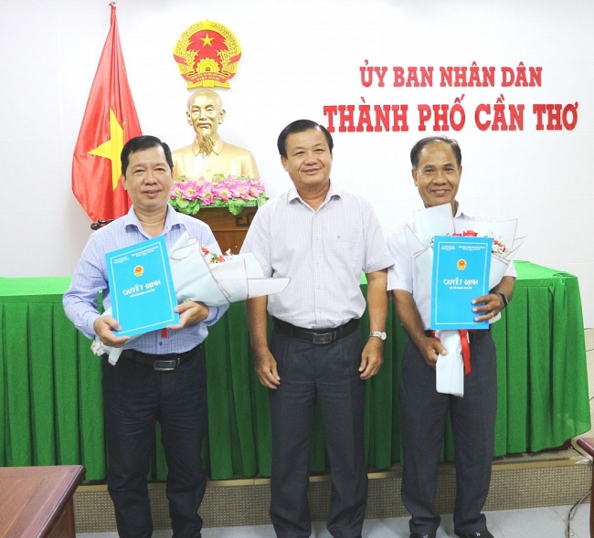 Ông Đào Hương và ông Lê Trung Kiên nhận quyết định (Ảnh: Báo Cần Thơ) 5828 3b5ee6274f7db423ed6c