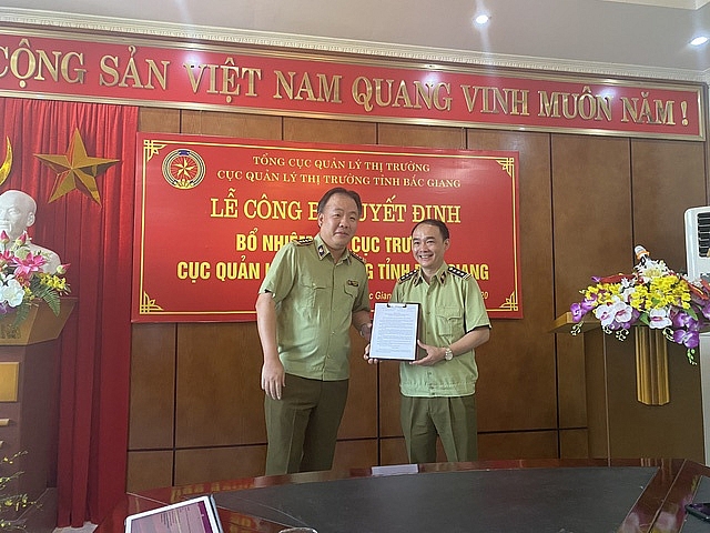Ông Lê Quang Tú nhận quyết định bổ nhiệm (Ảnh: Báo điện tử Tổ quốc) 0402 22612 15928813825461811565539