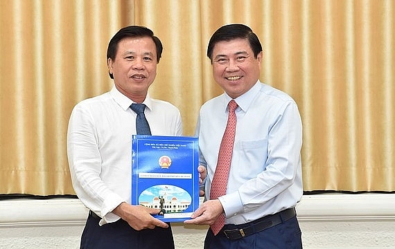 Chủ tịch UBND TP.HCM Nguyễn Thành Phong trao quyết định cho ông Nguyễn Hữu Tín (Ảnh: VGP) 2936 tphcmnguyenhuutin