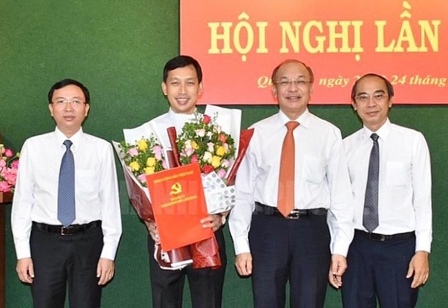 Ông Vũ Anh Khoa nhận quyết định hôm 23/6 (Ảnh: VGP) 3156 tphcm