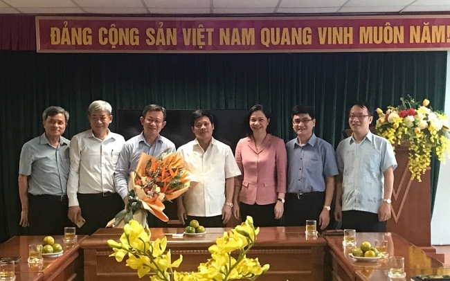 Lãnh đạo TP. Hà Nội trao quyết định, chúc mừng ông Nguyễn Ngọc Kỳ (Ảnh: VGP) 3759 hn1