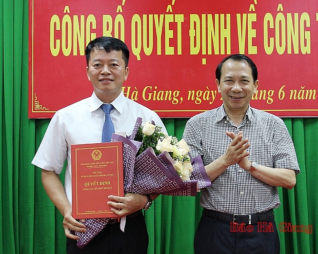 Ông Phạm Hồng Thanh nhận quyết định bổ nhiệm (Ảnh: Báo Hà Giang) 0623 images1464935 pho ct ubnd tinh tran duc quy tang hoa chuc mung vlong