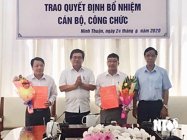 Ông Lưu Xuân Vĩnh trao quyết định, chúc mừng các nhân sự mới (Ảnh: Báo Ninh Thuận) 1129 trao quyet dinh bo nhiem 2020 06 24 21 20