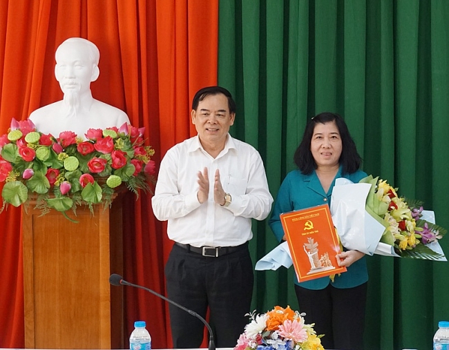 Bà Nguyễn Thị Thu Phượng nhận quyết định chuẩn y (Ảnh: Báo Đồng Khởi) 1348 chuan y