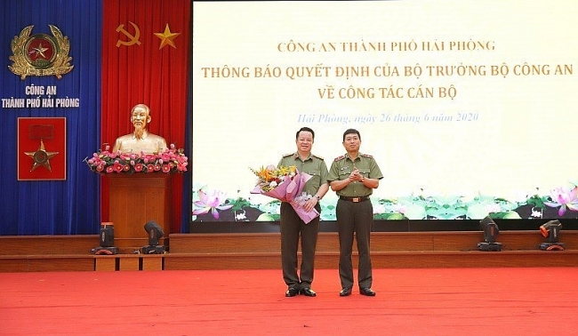 Đại tá Nguyễn Quốc Hùng nhận quyết định điều động, bổ nhiệm (Ảnh: VGP) 2938 haiphong