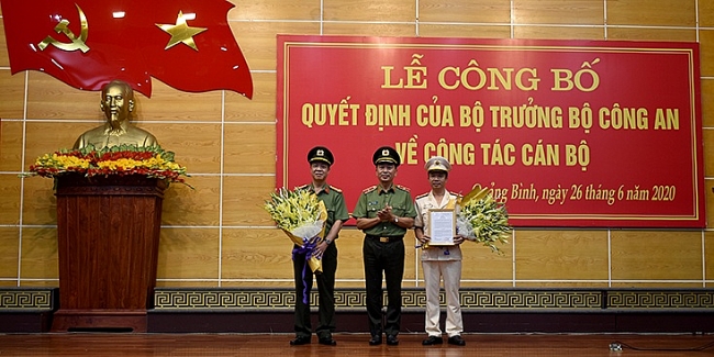 Thiếu tướng Trần Quốc Tỏ trao quyết định cho các nhân sự mới (Ảnh: VGP) 2940 quangbinh