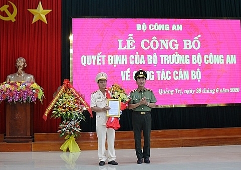Thiếu tướng Trần Quốc Tỏ trao quyết định tại Công an Quảng Trị (Ảnh: VGP) 3311 quangtri