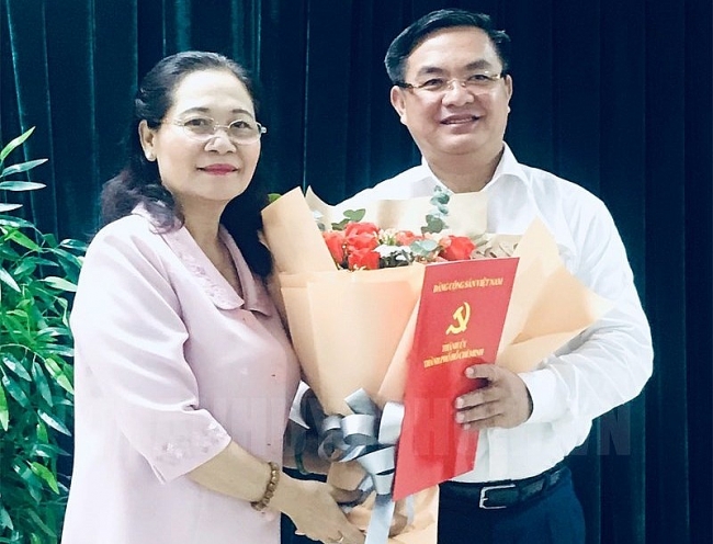 Bà Nguyễn Thị Lệ trao quyết định, chúc mừng ông Trần Trọng Tuấn (Ảnh: VGP) 5301 tphcm 1