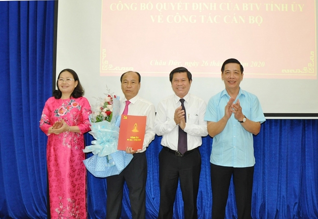Ông Nguyễn Văn Việt nhận quyết định (Ảnh: Báo Bà Rịa - Vũng Tàu) 5521 bariavungtau