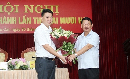 Ông Hà Đức Minh nhận quyết định hôm 25/6 (Ảnh: VGP) 5845 laocai