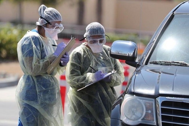 Nhân viên y tế lấy mẫu test COVID-19 ở bang California, Mỹ (Ảnh: Reuters) 4825 download
