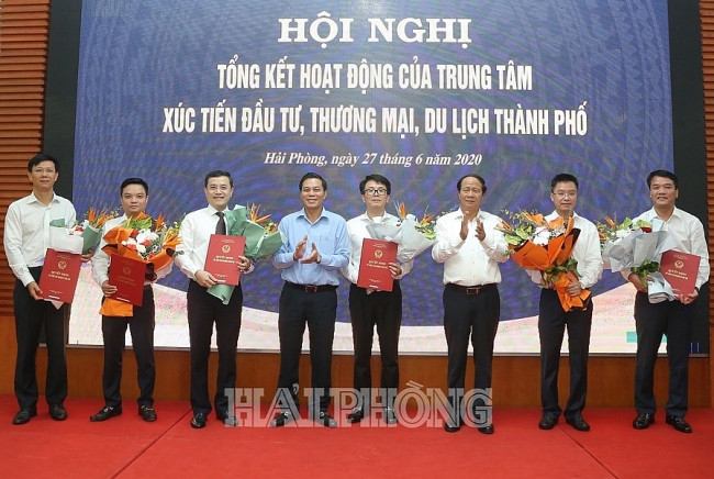 Lãnh đạo TP. Hải Phòng trao quyết định tiếp nhận, điều động, bổ nhiệm (Ảnh: Báo Hải Phòng) hai phong dong nai an giang bo nhiem lanh dao moi