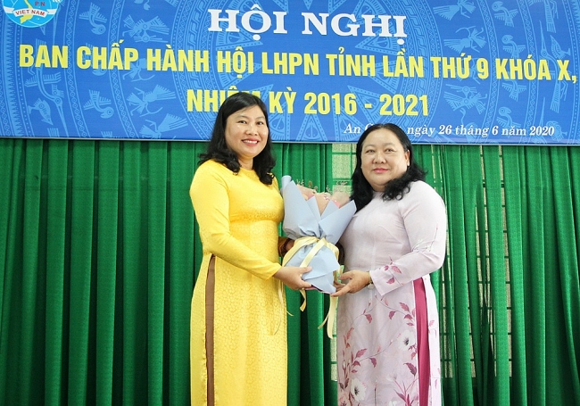 Phó Trưởng Ban Dân vận Tỉnh ủy An Giang Nguyễn Thị Liêm chúc mừng bà Lê Bích Phượng (Ảnh: Báo An Giang) 0041 img 6009 resize