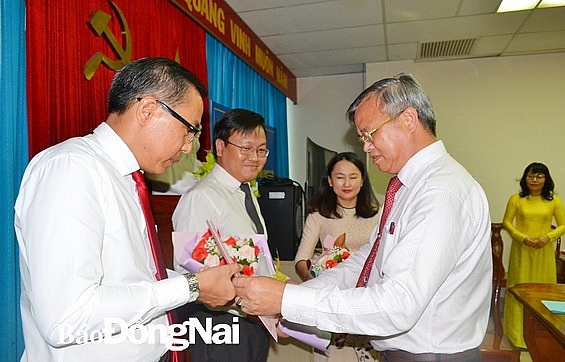 Chủ tịch UBND tỉnh Cao Tiến Dũng trao quyết định cho các ông Nguyễn Minh Thanh và Nguyễn Viết Thắng (Ảnh: Báo Đồng Nai) 0351 images2296505 trao qc n bubnd t nh5