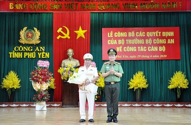 Thiếu tướng Lê Tấn Tới trao quyết định và chúc mừng Đại tá Phan Thanh Tám (Ảnh: VGP) 2019 caphuyen