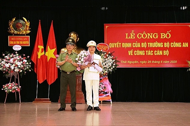 Thượng tướng Nguyễn Văn Thành trao quyết định và chúc mừng Đại tá Bùi Đức Hải (Ảnh: VGP) 0534 thainguyen1
