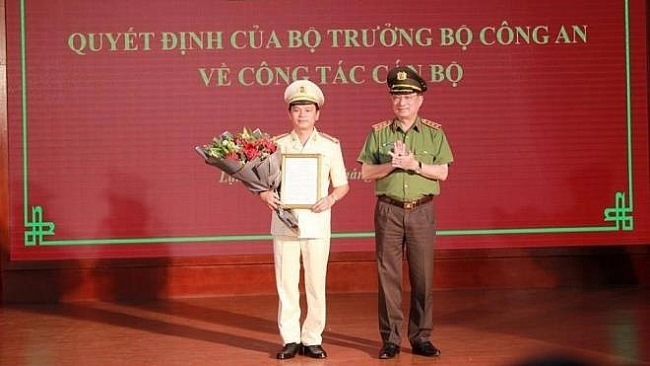 Thượng tướng Nguyễn Văn Thành trao quyết định, chúc mừng Thượng tá Thái Hồng Công (Ảnh: VTC) 1029 lang sonnnn 20555969