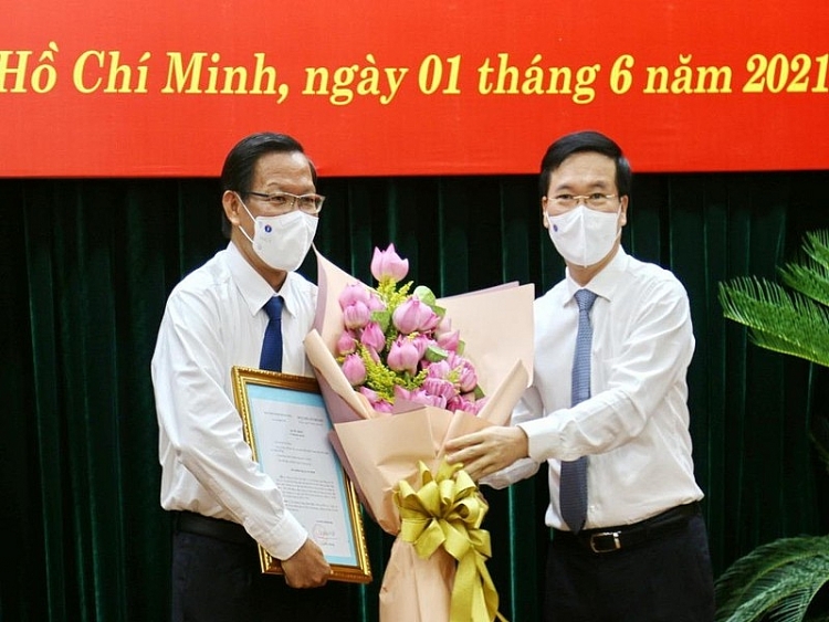 Thường trực Ban Bí thư Võ Văn Thưởng trao quyết định cho ông Phan Văn Mãi (Ảnh: VGP)