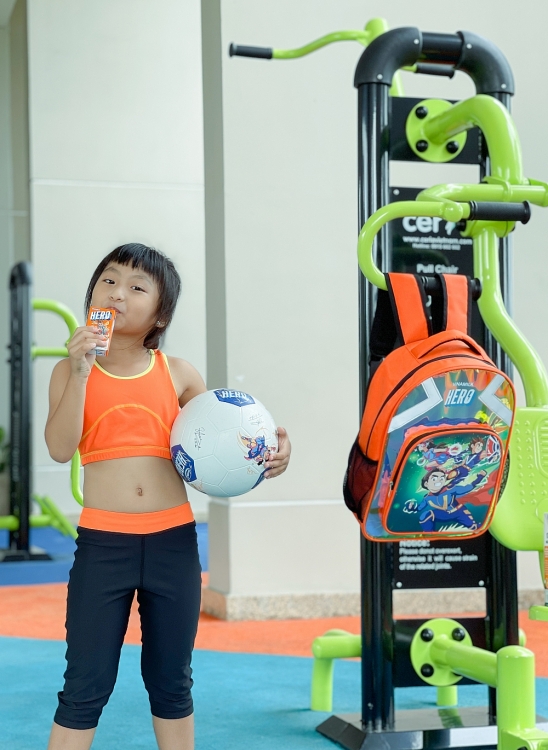 Bé có thể nhận những phần quà dễ thương khi mua nước trái cây Hero và sữa chua uống Susu từ cửa hàng “Giấc mơ sữa Việt” Bé có thể nhận những phần quà dễ thương khi mua nước trái cây Hero và sữa chua uống Susu từ cửa hàng “Giấc mơ sữa Việt”