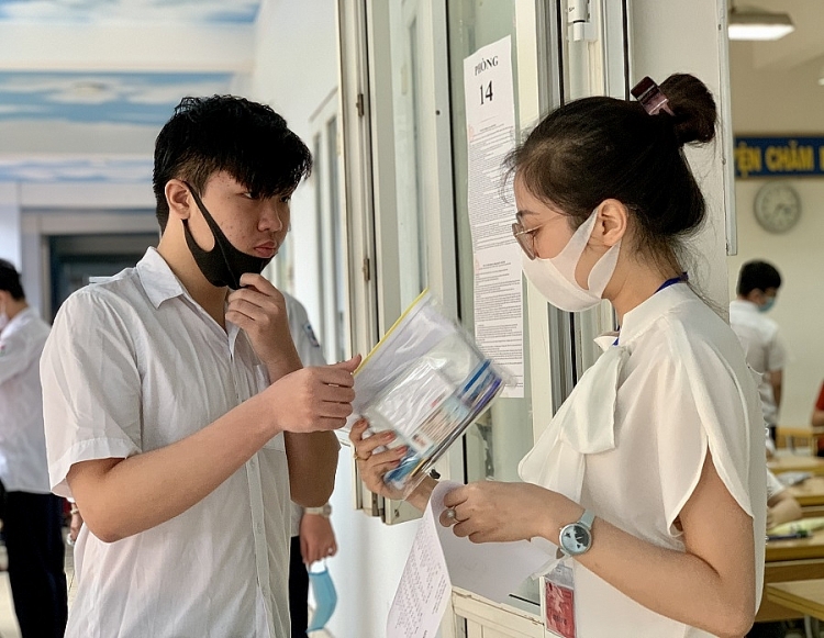 Giám thị gọi thí sinh vào phòng thi (Ảnh: Kinh tế & Đô thị)