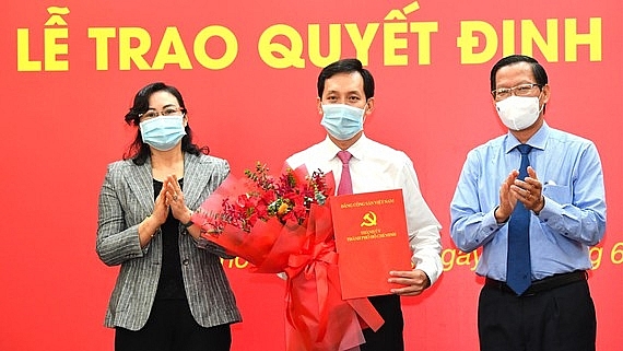 Ông Vũ Anh Khoa nhận quyết định sáng 17/6 (Ảnh: SGGP)