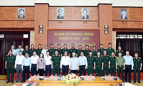Tổng Bí thư Nguyễn Phú Trọng; Chủ tịch nước Nguyễn Xuân Phúc; Thủ tướng Phạm Minh Chính cùng các đại biểu dự phiên họp chụp ảnh chung với các đồng chí QUTƯ, Thường vụ QUTƯ nhiệm kỳ 2020-2025 (Ảnh: VGP) Tổng Bí thư Nguyễn Phú Trọng; Chủ tịch nước Nguyễn Xuân Phúc; Thủ tướng Phạm Minh Chính cùng các đại biểu dự phiên họp chụp ảnh chung với các đồng chí QUTƯ, Thường vụ QUTƯ nhiệm kỳ 2020-2025 (Ảnh: VGP)