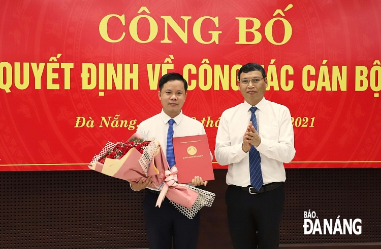 Ông Lê Minh Tường nhận quyết định bổ nhiệm (Ảnh: Ngọc Phú) Ông Lê Minh Tường nhận quyết định bổ nhiệm (Ảnh: Ngọc Phú)
