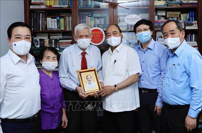 Chủ tịch nước thăm một số nhà báo, gia đình nhà báo lão thành nhân Ngày 21/6 Chủ tịch nước thăm một số nhà báo, gia đình nhà báo lão thành nhân Ngày 21/6