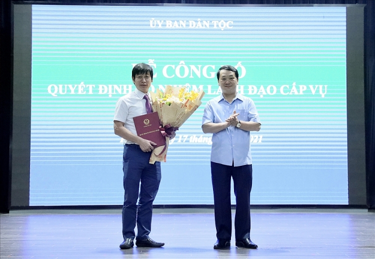 Bộ trưởng, Chủ nhiệm UBDT Hầu A Lềnh trao quyết định bổ nhiệm cho ông Nguyễn Văn Hanh (Ảnh: Báo Dân tộc) Bộ trưởng, Chủ nhiệm UBDT Hầu A Lềnh trao quyết định bổ nhiệm cho ông Nguyễn Văn Hanh (Ảnh: Báo Dân tộc)